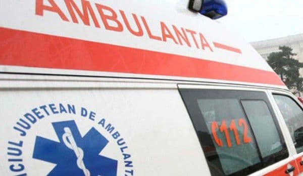 Accident grav în Judeţul Suceava, în Ajun de Crăciun. Nouă persoane rănite după ce un microbuz a intrat într-un parapet
