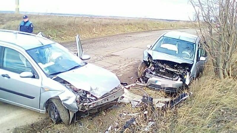 Accident cu două victime! Impact frontal între două autoturisme în prima zi de Crăciun - FOTO