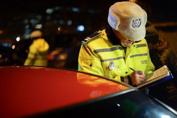 Aventură ce se putea termina tragic pentru doi tineri. Beți și fără permis s-au urcat la volan
