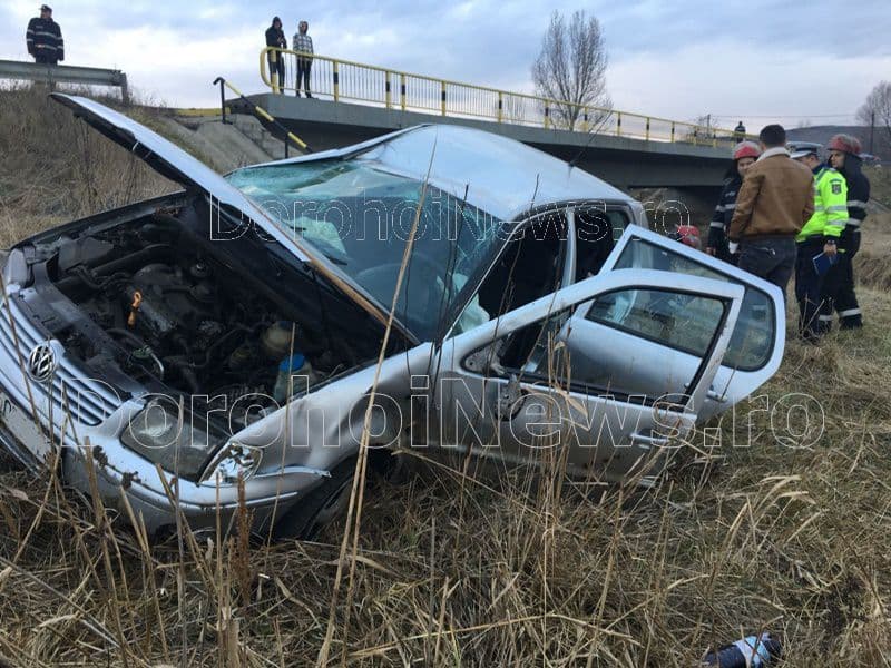 Accident la ieșirea din Dorohoi – Un tânăr de 19 ani s-a răsturnat cu mașina într-o râpă după ce a rupt un parapet – FOTO