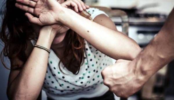 Scandal într-o familie din Dorohoi. Tată şi fiică s-au bătut parte în parte în ultima zi de Crăciun!