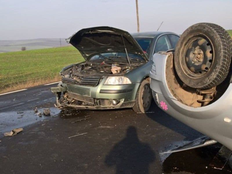 Accident cu două victime. O mașină s-a răsturnat după o ciocnire violentă!