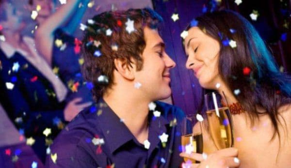 Obiceiuri de Revelion. Cum a apărut tradiția sărutului de la miezul nopții
