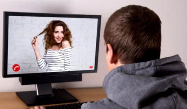 O româncă agăța italieni pe internet, apoi îi șantaja ca să nu îi „pârască” nevestelor. Câți bani le cerea!