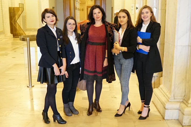 elevi din Dorohoi la Parlament 01