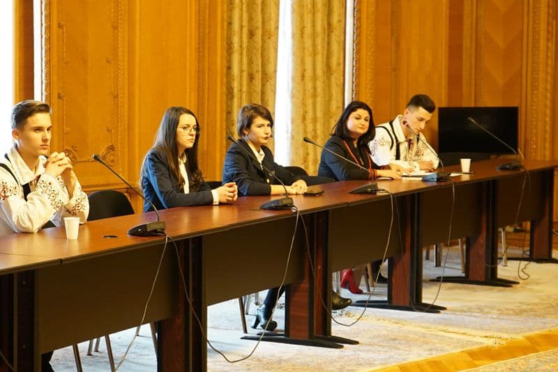 elevi din Dorohoi la Parlament 03