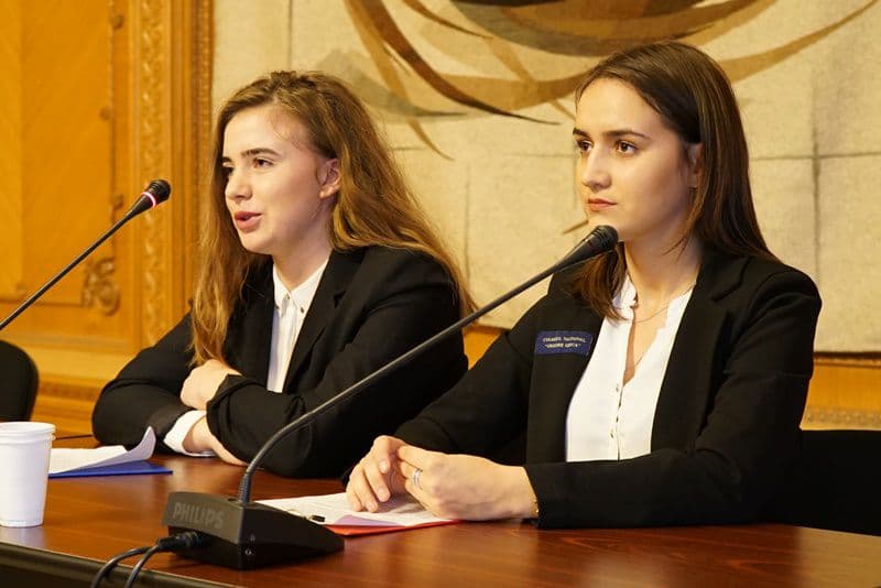 elevi din Dorohoi la Parlament 04
