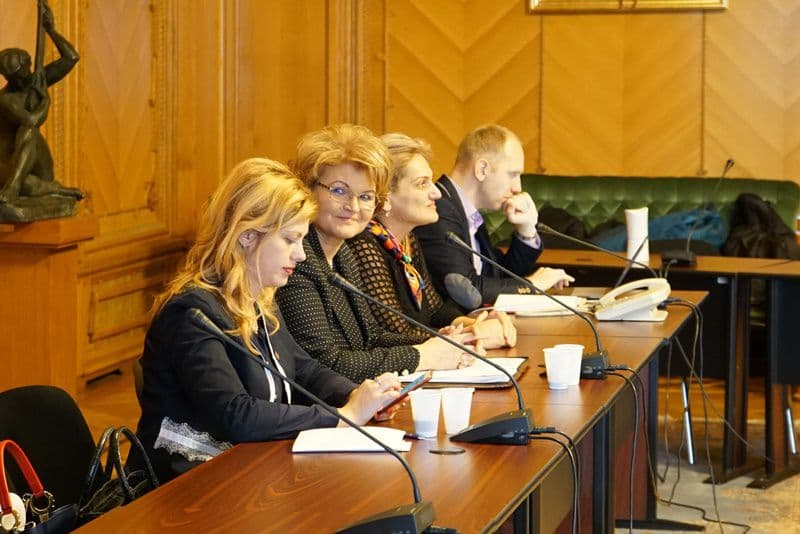 elevi din Dorohoi la Parlament 05