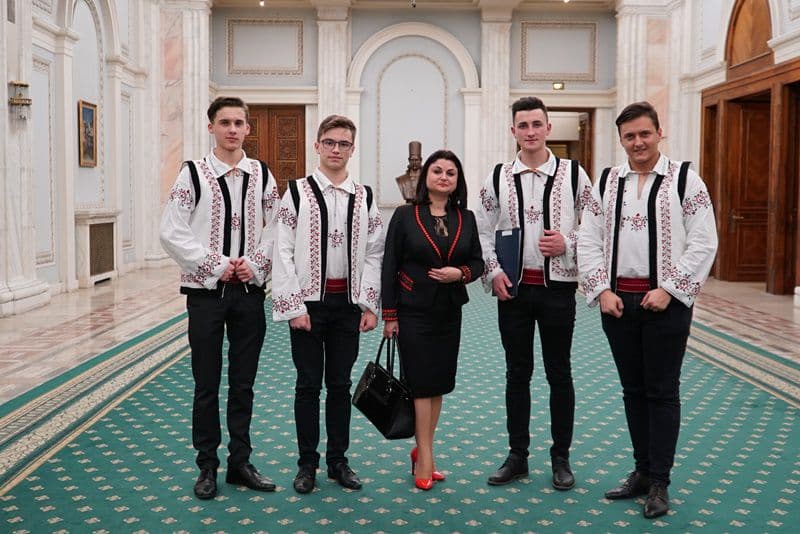 elevi din Dorohoi la Parlament 09