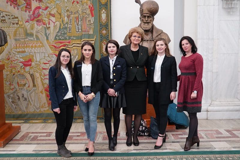 elevi din Dorohoi la Parlament 12