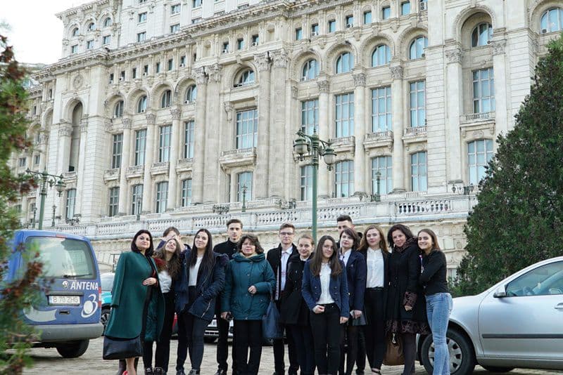 elevi din Dorohoi la Parlament 16