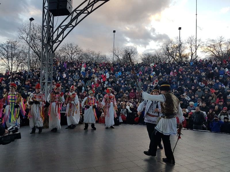 Mii de oameni prezenți la Festivalul de Datini şi Obiceiuri de Anul Nou „Anastasie Başotă” Pomîrla – VIDEO/FOTO