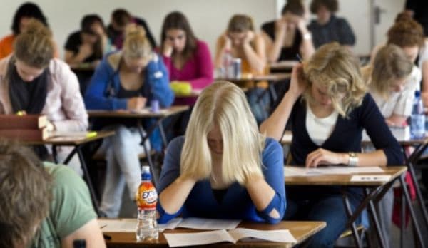 Schimbări majore în educaţie. Ce materii NOI vor studia liceenii din România