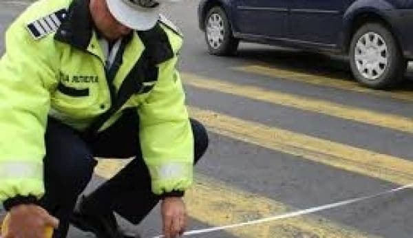 Neacordare de prioritate. Pieton accidentat pe zebră de un şofer grăbit!