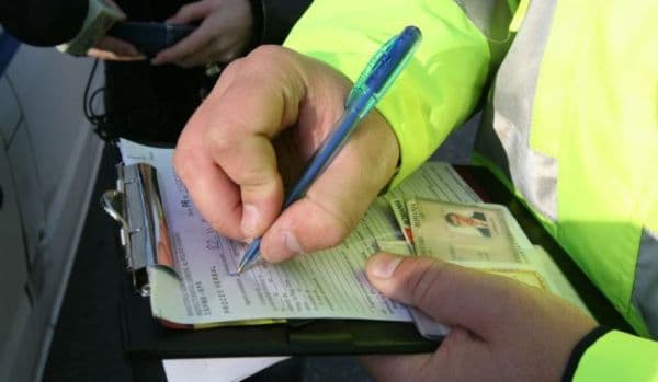 Inconștiență! Un tânăr de 18 ani depistat în timp ce conducea fără permis