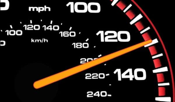 Tânăr „vitezoman” din Darabani, prins când circula cu 103 km/h în localitatea Dealu Mare