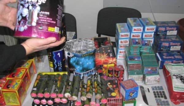 Acţiunea „Foc de artificii”: Peste 100 de mii de articole pirotehnice, confiscate de poliţişti