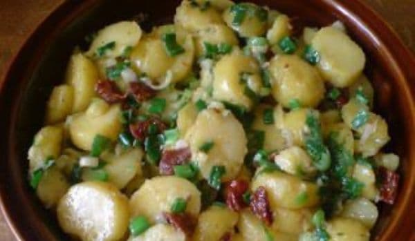 Salată caldă de cartofi
