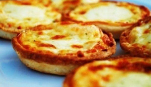 Mini tarte cu telemea