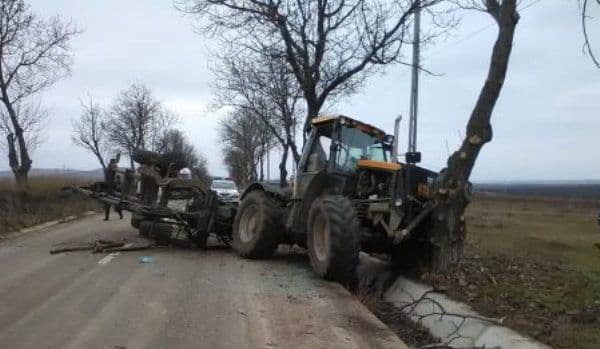 Accident la Cristești! Un bărbat a fost rănit, după ce a intrat cu tractorul într-un copac!