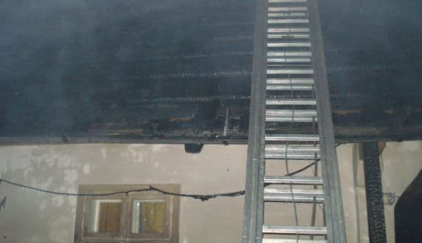 Fără acoperiș în mijlocul iernii după un puternic incendiu care le-a cuprins casele