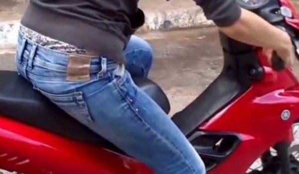 Călare pe moped, băut și fără permis. Un tânăr își făcea de cap pe străzile județului