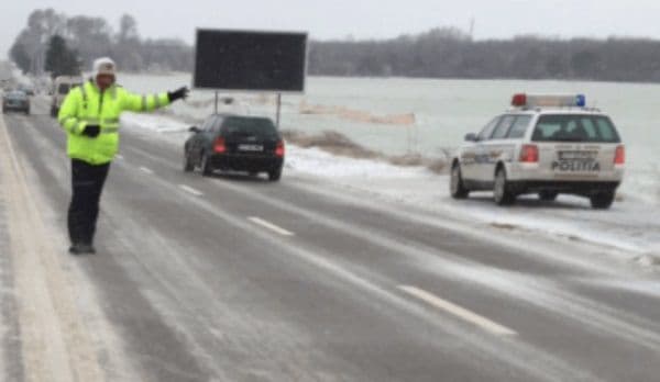 Trafic în condiţii de iarnă! Sporiţi atenţia când circulaţi pe drumuri acoperite cu zăpadă sau polei