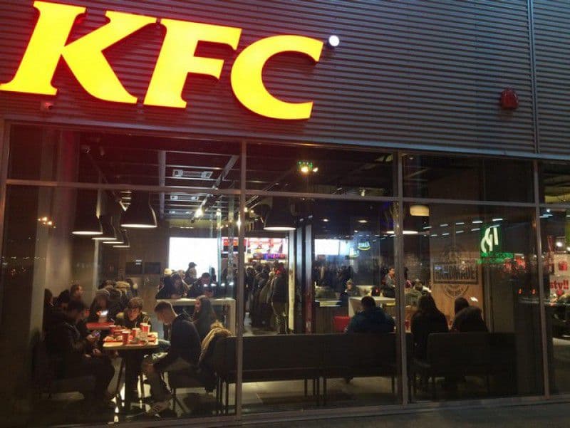 S-a deschis KFC la Botoșani! Sute de persoane au luat cu asalt restaurantul în primele ore - FOTO