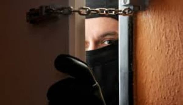 Hoț de profesie prins de polițiștii din Darabani. Află de câte infracțiuni este suspectat