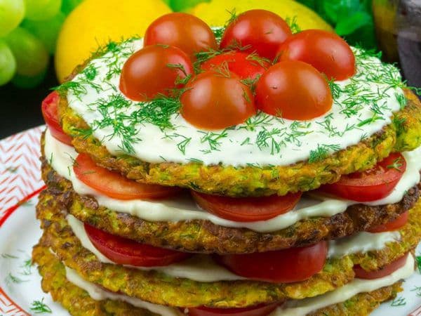 Tort aperitiv din dovlecei și roșii cu sos apetisant din smântână și usturoi!