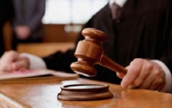 Arest la domiciliu pentru că a agresat fizic și a amenințat o tânără de 20 de ani