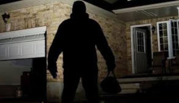 Tânăr, din Dorohoi, cercetat penal pentru furt calificat. A sustras mai multe bunuri din locuințe