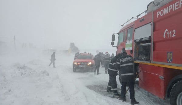 Ninsorile au făcut ravagii în ţară. Un deces, drumuri naționale închise și localități fără curent!