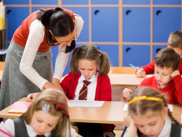 Noi reguli pentru educatori și învățători. Președintele Iohannis a promulgat legea