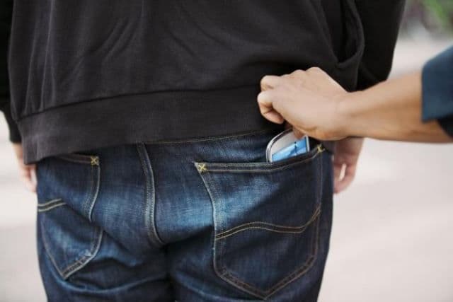 Prins de polițiști în timp ce fura telefonul unui copil de 14 ani