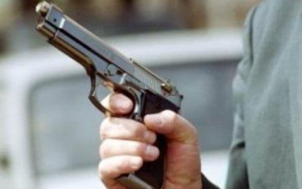 Bărbat cercetat pentru că a încercat să vândă două pistoale pe o rețea de socializare