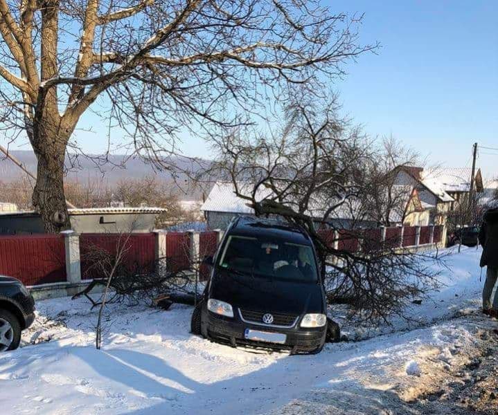 Trei oameni în spital și două mașini distruse după o manevră greșită - FOTO