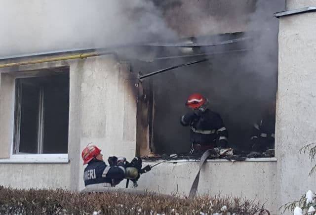 Incendiu puternic cu patru victime într-un apartament din Botoșani. Două persoane se află în stare gravă! - FOTO
