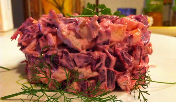 Salată de sfeclă roșie cu piept de pui și maioneză