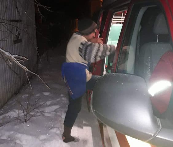 Cinci persoane fără adăpost din Dorohoi, salvate de la îngheţ şi duse la un centru social