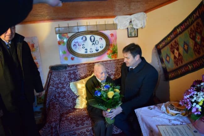 105 ani de viaţă, sărbătoriţi în mijlocul familiei de Vasile Chipoancă, veteran de război - FOTO