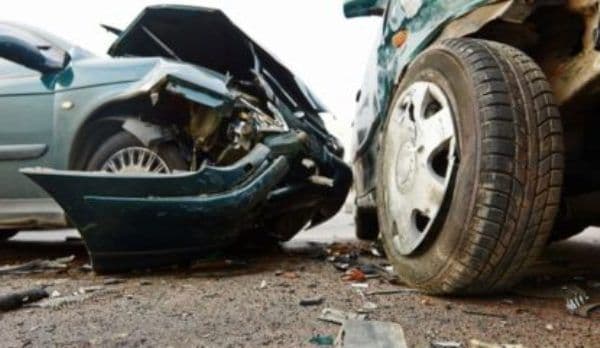 Două autoturisme avariate din cauza unui șofer imprudent