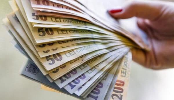 O tânără a dus la poliţie bani găsiţi pe o stradă din municipiul Botoşani