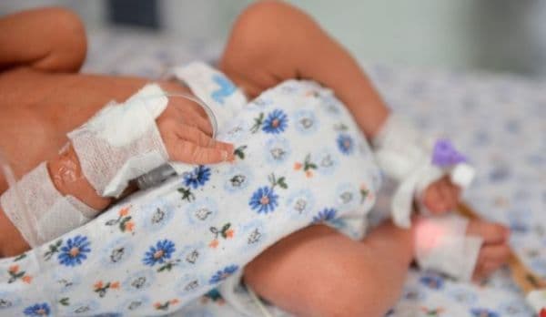 O familie din Dorohoi trece prin momente grele. Bebeluşul lor de doar două zile, trimis la Iaşi în stare gravă!