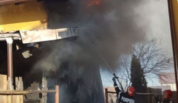 Vilă din municipiul Botoşani cuprinsă de flăcări