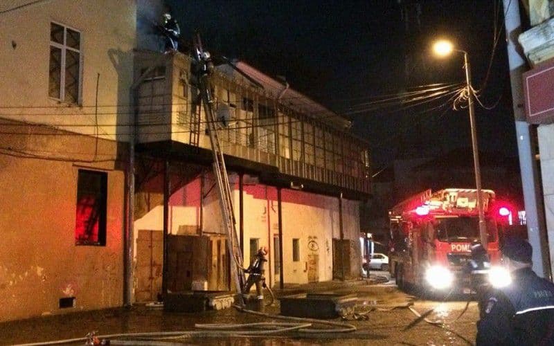 Incendiu în Centrul Vechi din Botoșani. Mansarda unei clădiri cuprinsă de flăcări!