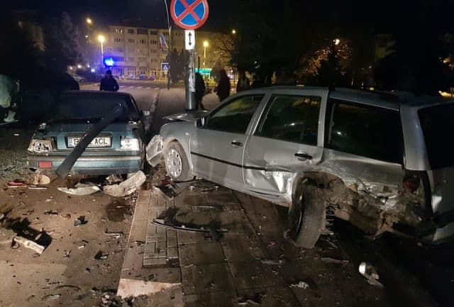 Accident! Un șofer băut s-a răsturnat cu mașina și a avariat alte două autoturisme parcate - FOTO