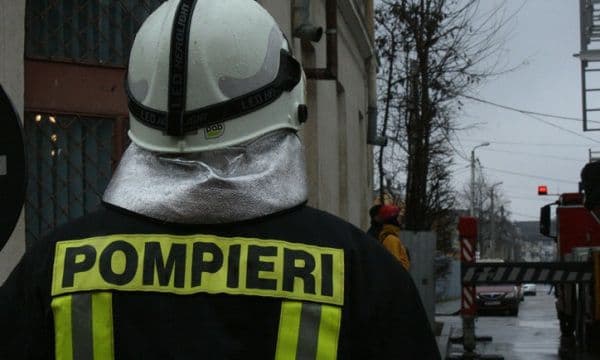 Pompierii botoşăneni solicitaţi să intervină la trei incendii în ultimele 12 ore