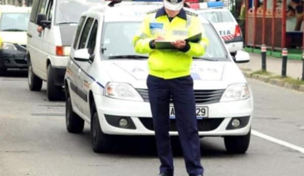 Un șofer cu „alcool la bord” și altul fără permis de conducere, depistați și „taxați” de polițiști