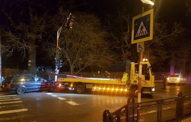 ACCIDENT la Botoșani! Un tânăr băut a distrus un semafor!
